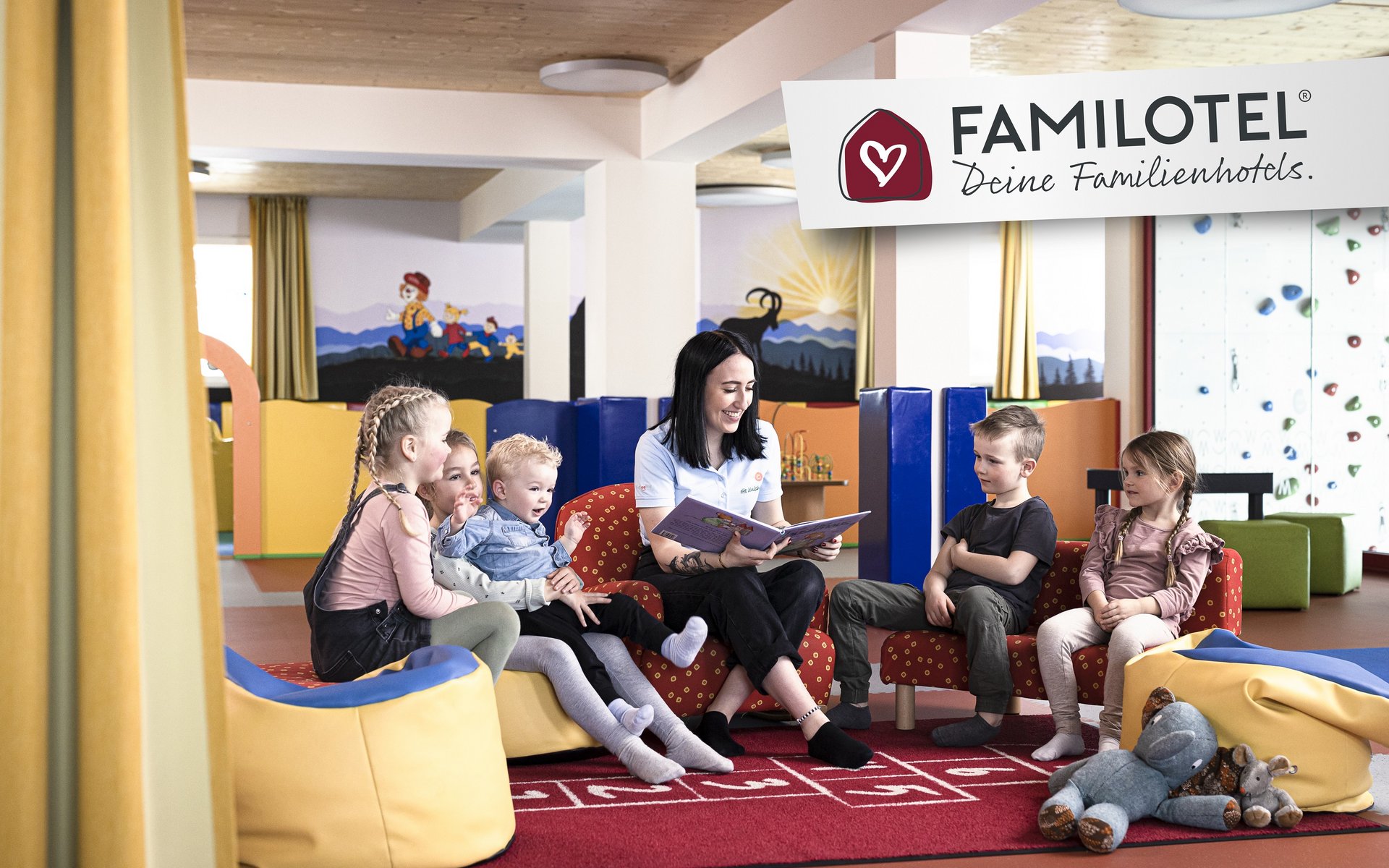 Erwachsener mit Kinder beim Vorlesen