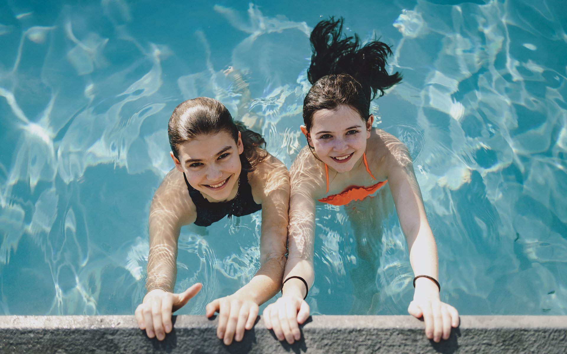 Kinder im Pool