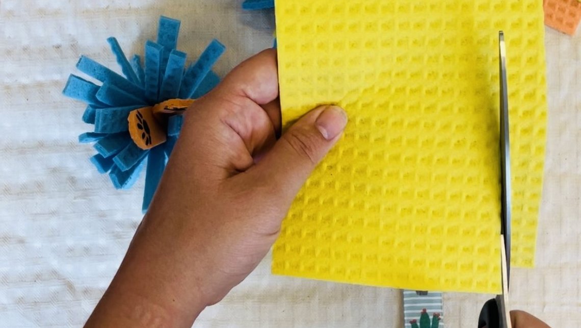 Schwammtücher in streifen schneiden