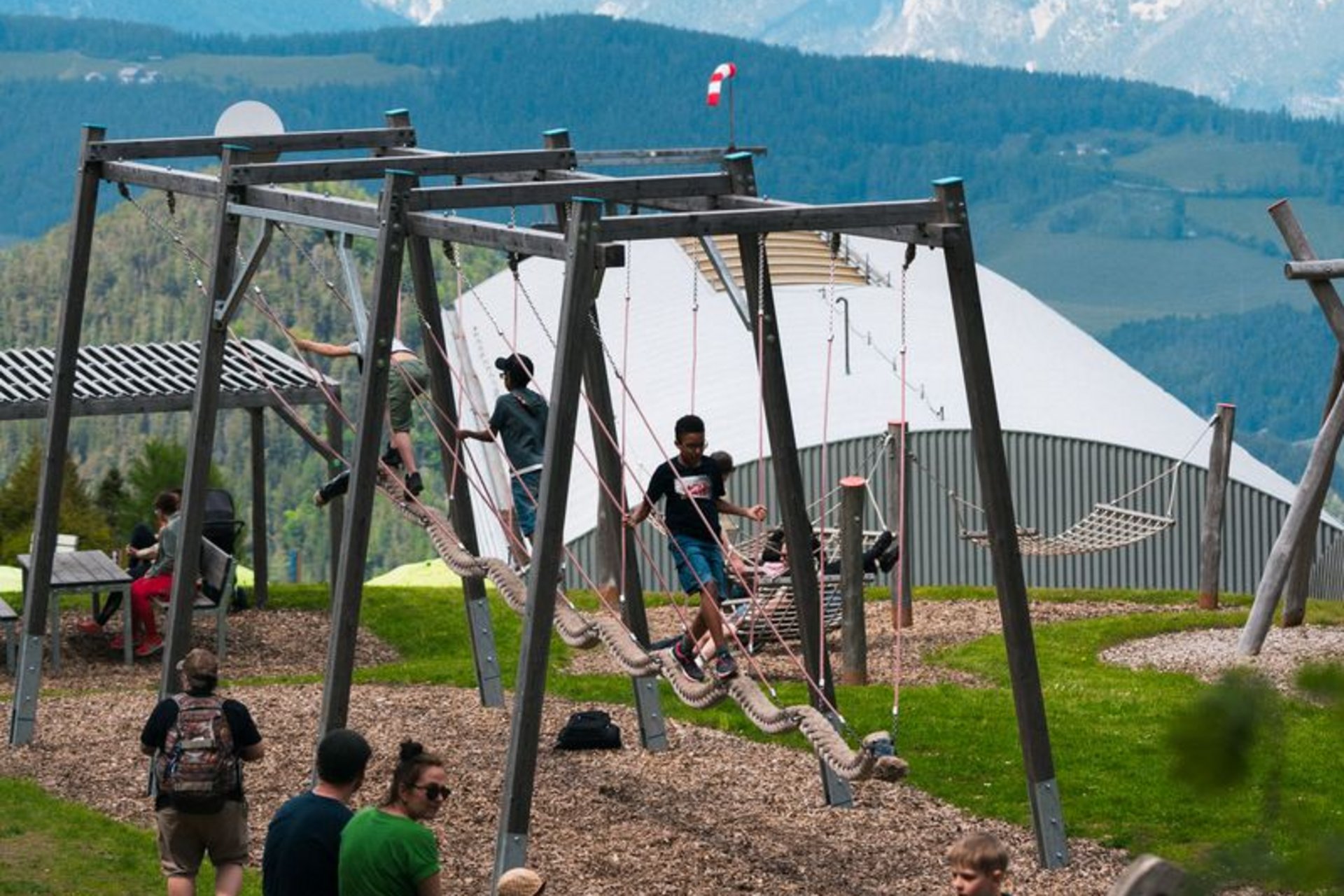Kinder beim Kletterparcour
