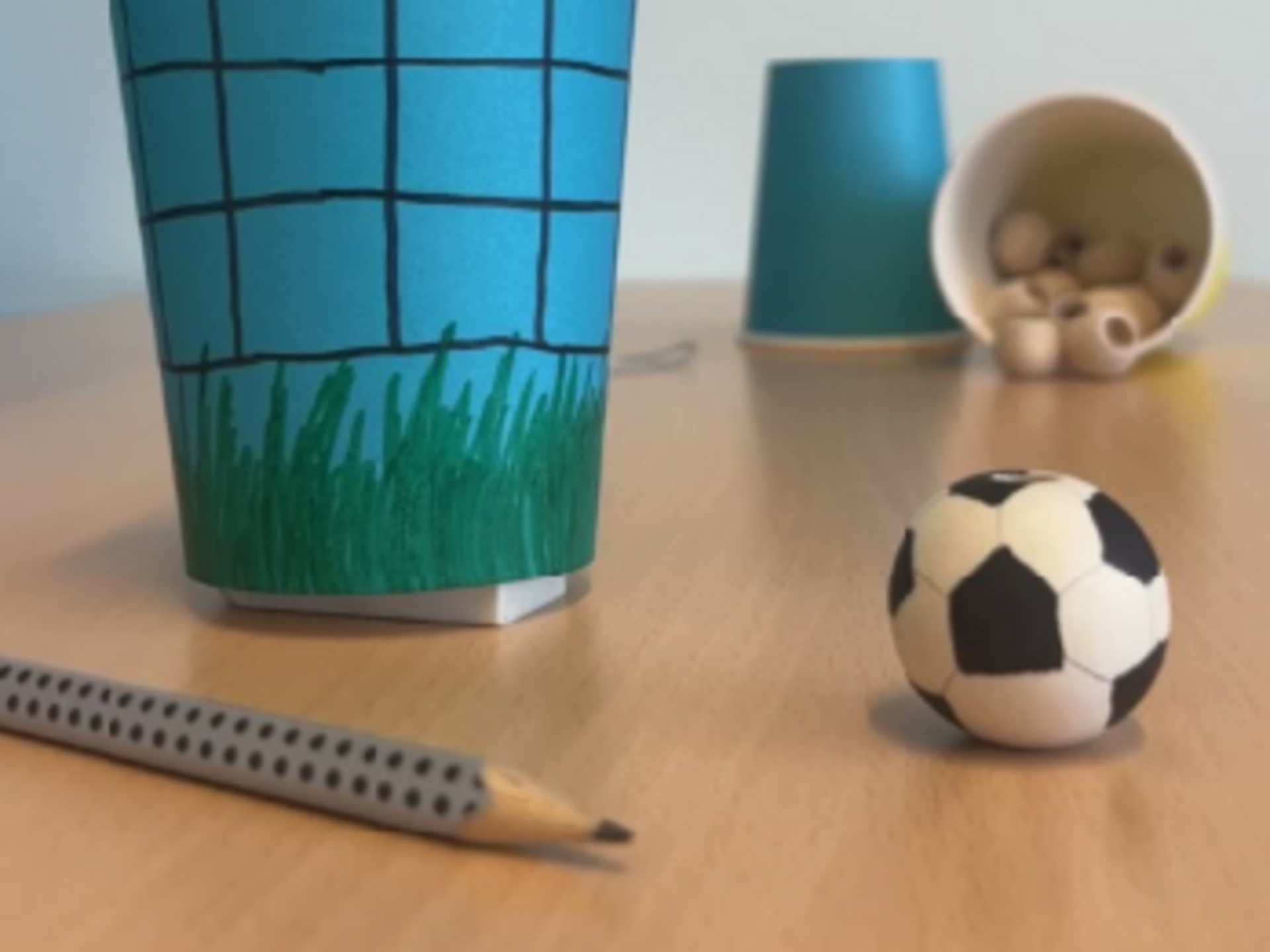 Fußball- Becherfangspiel