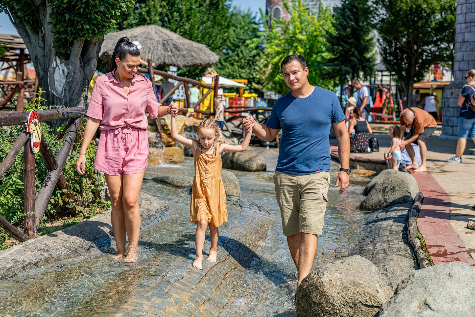 Familie in Kneippanlage
