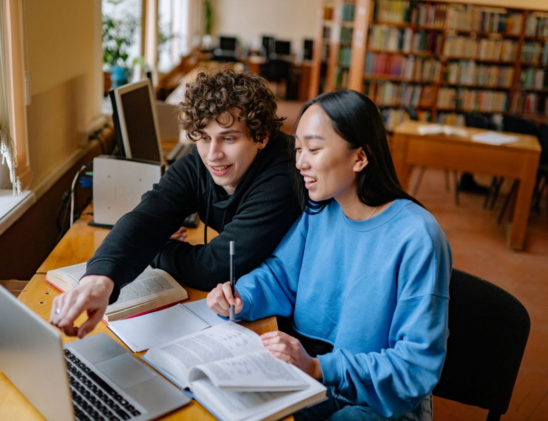 Jugendliche beim Lernen 