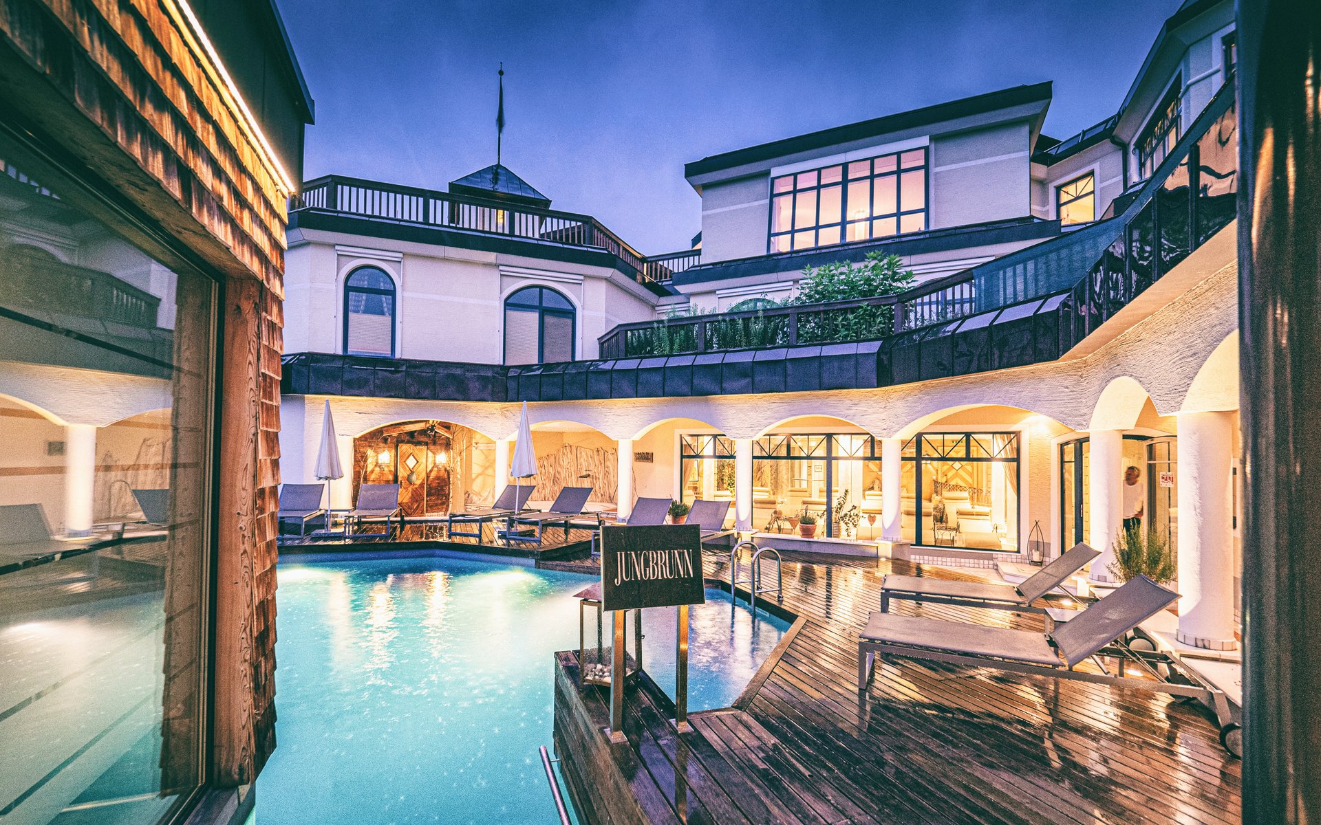 Pool direkt am Hotel