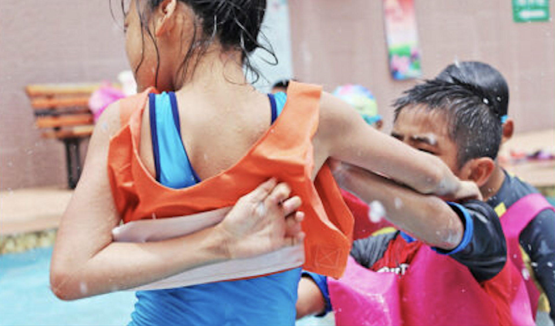 Kinder beim Schwimmkurs