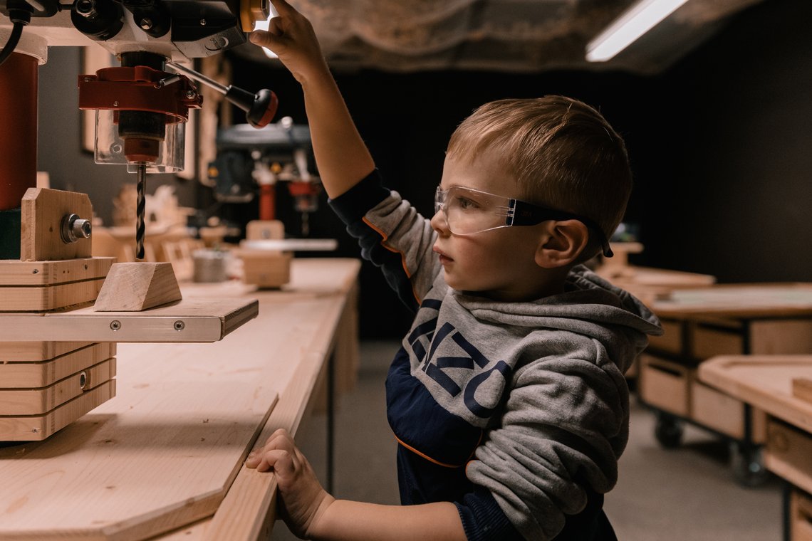 Junge beim Bauen mit Holz