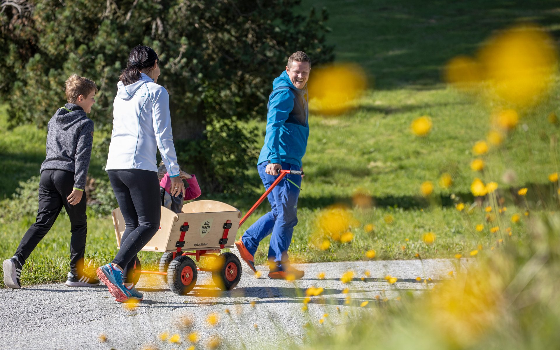 Family mit dem Bollerwagen durch den Juppi Zauberwald