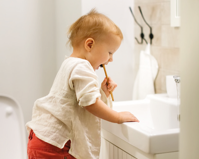 Kleinkind beim Zähnepusten