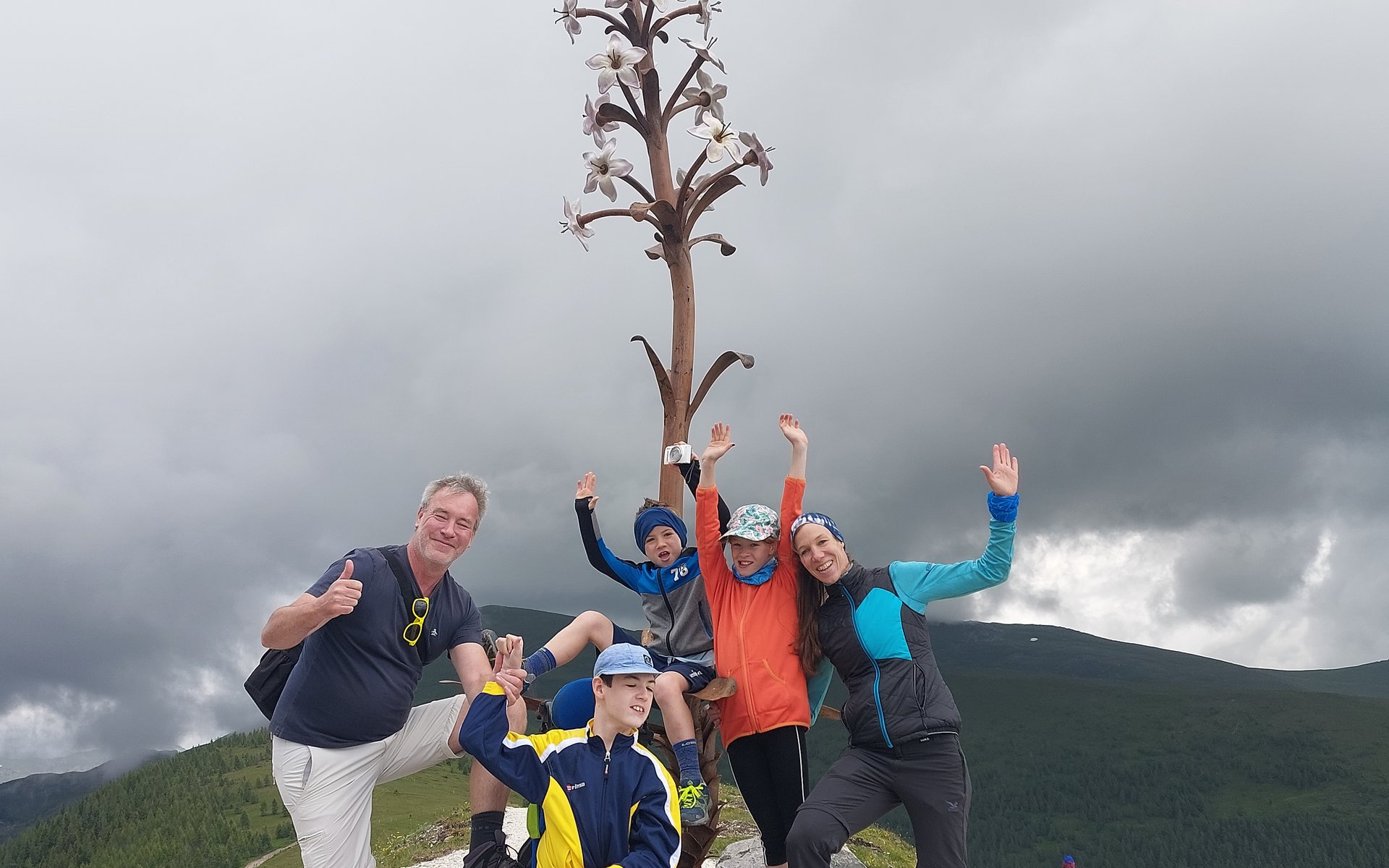 Familie am Gipfelkreuz