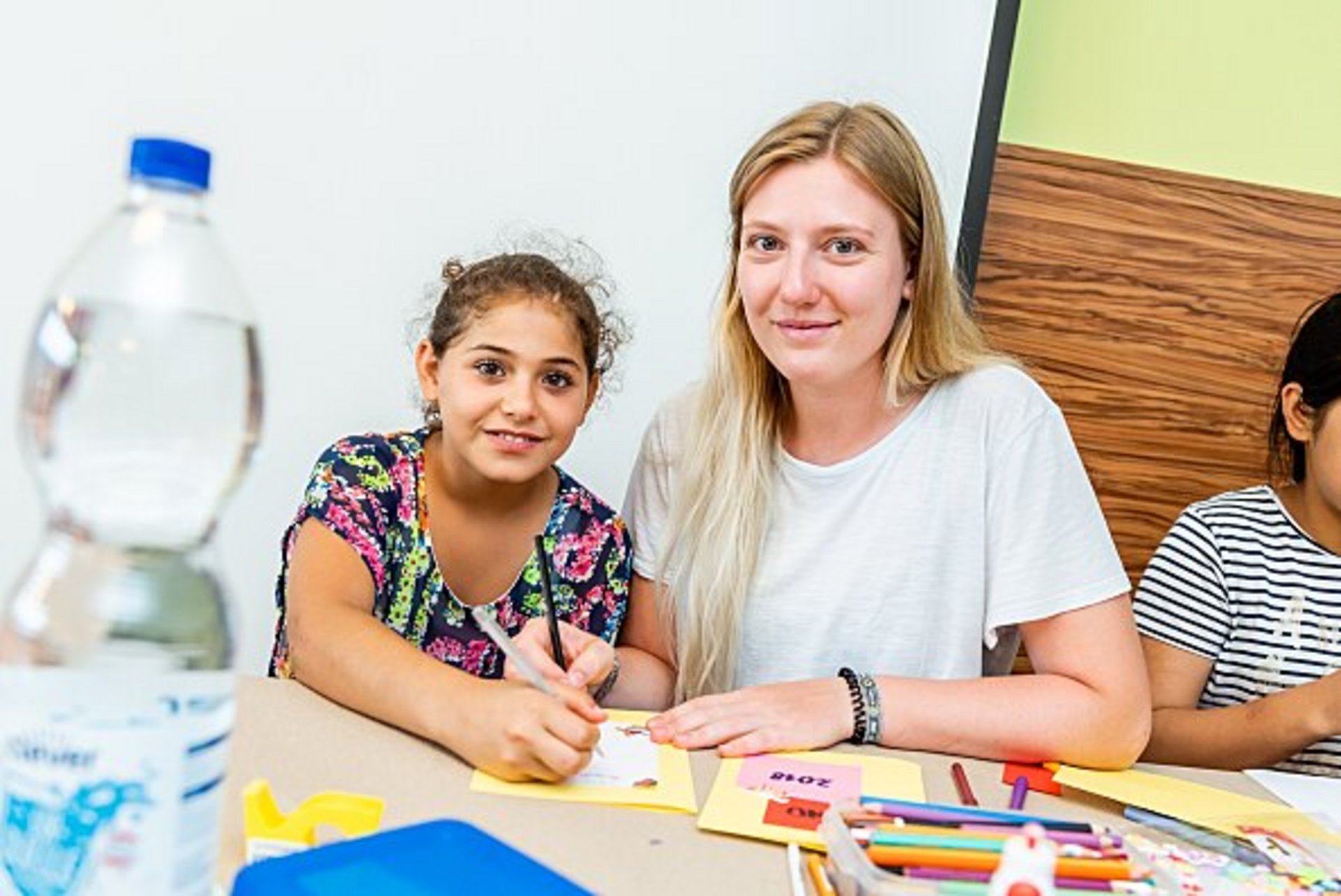 Frau mit Mädchen beim Lernen
