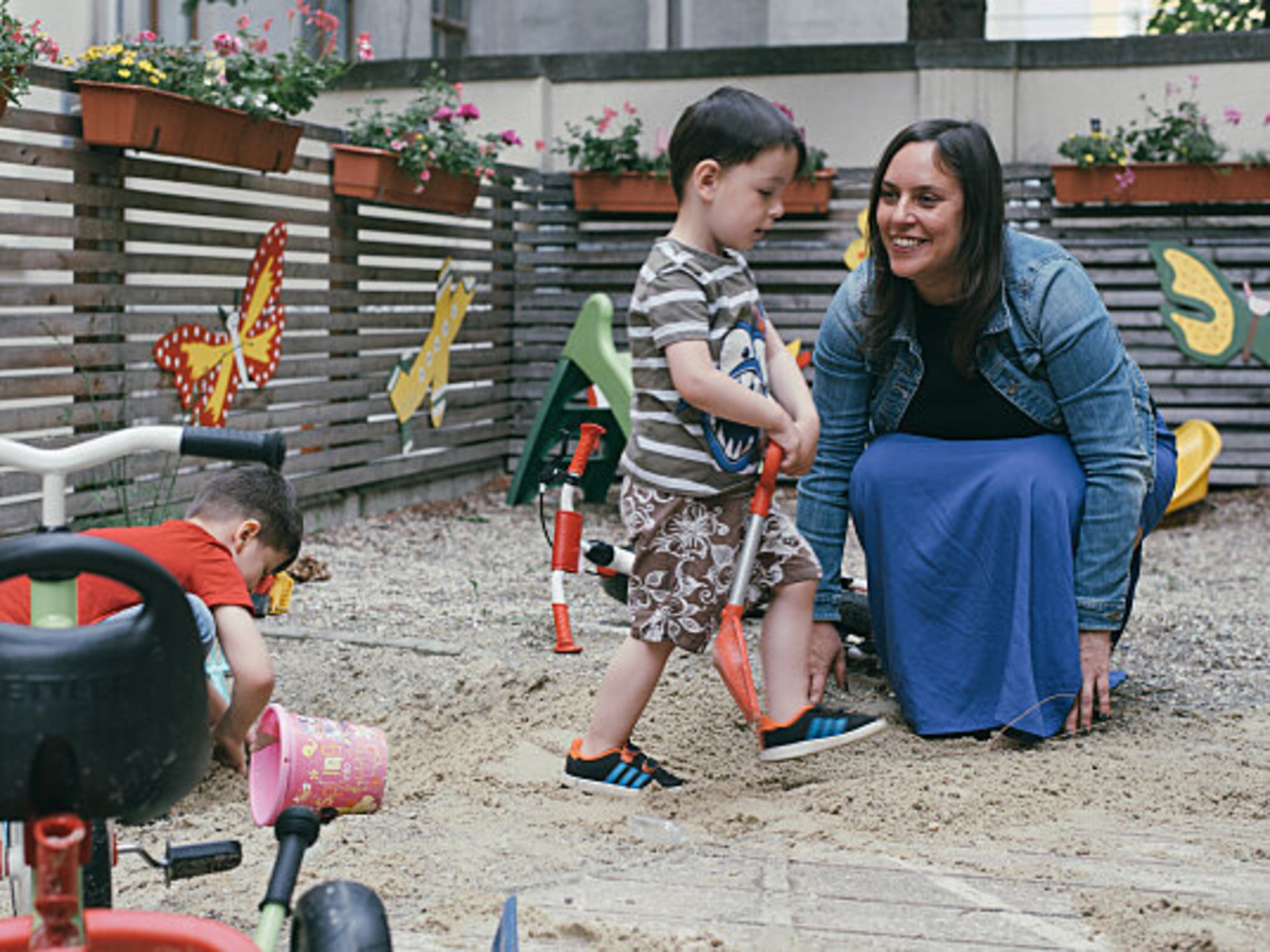Mutter mit Sohn am Spielplatz