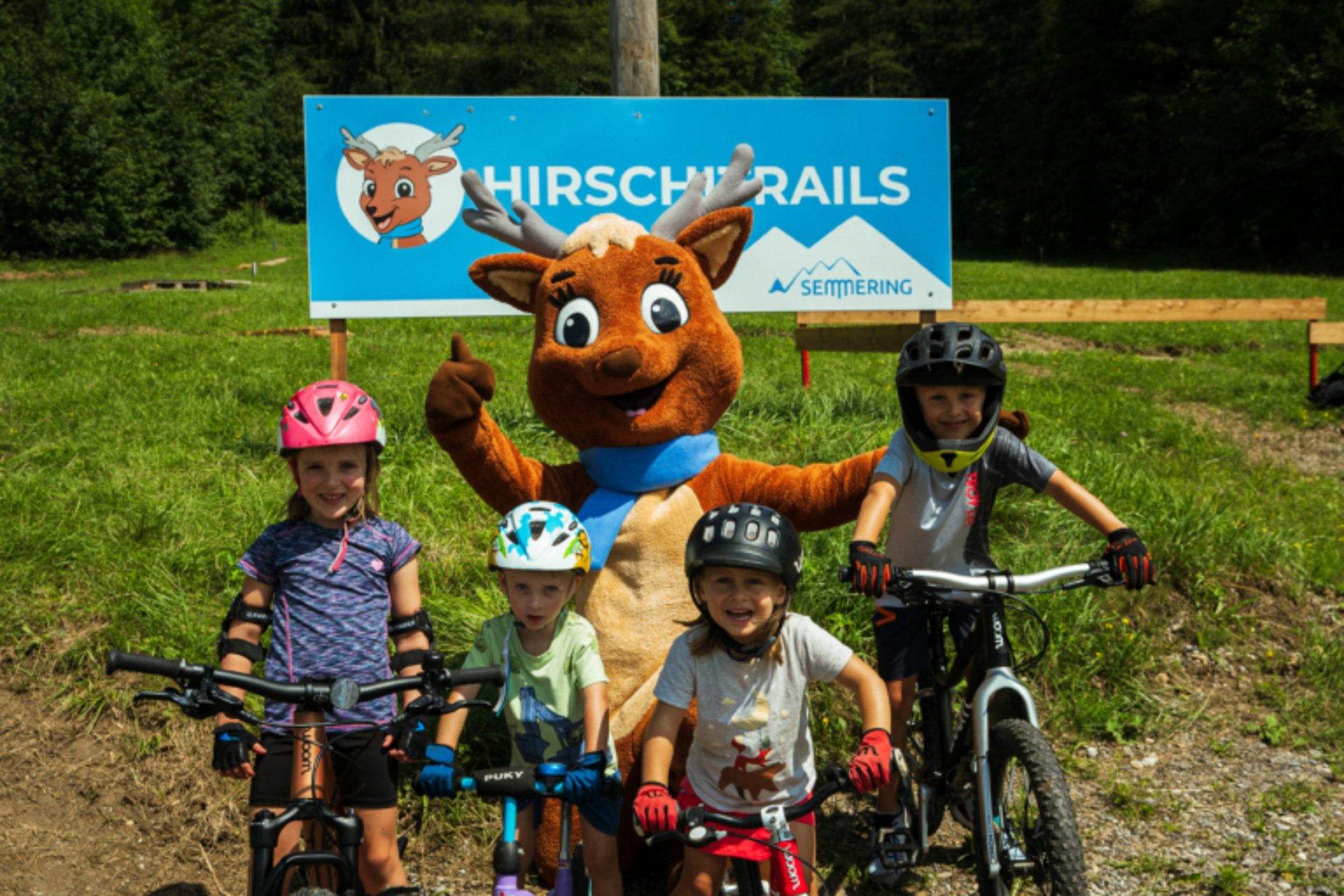 Kinder mit Maskottchen