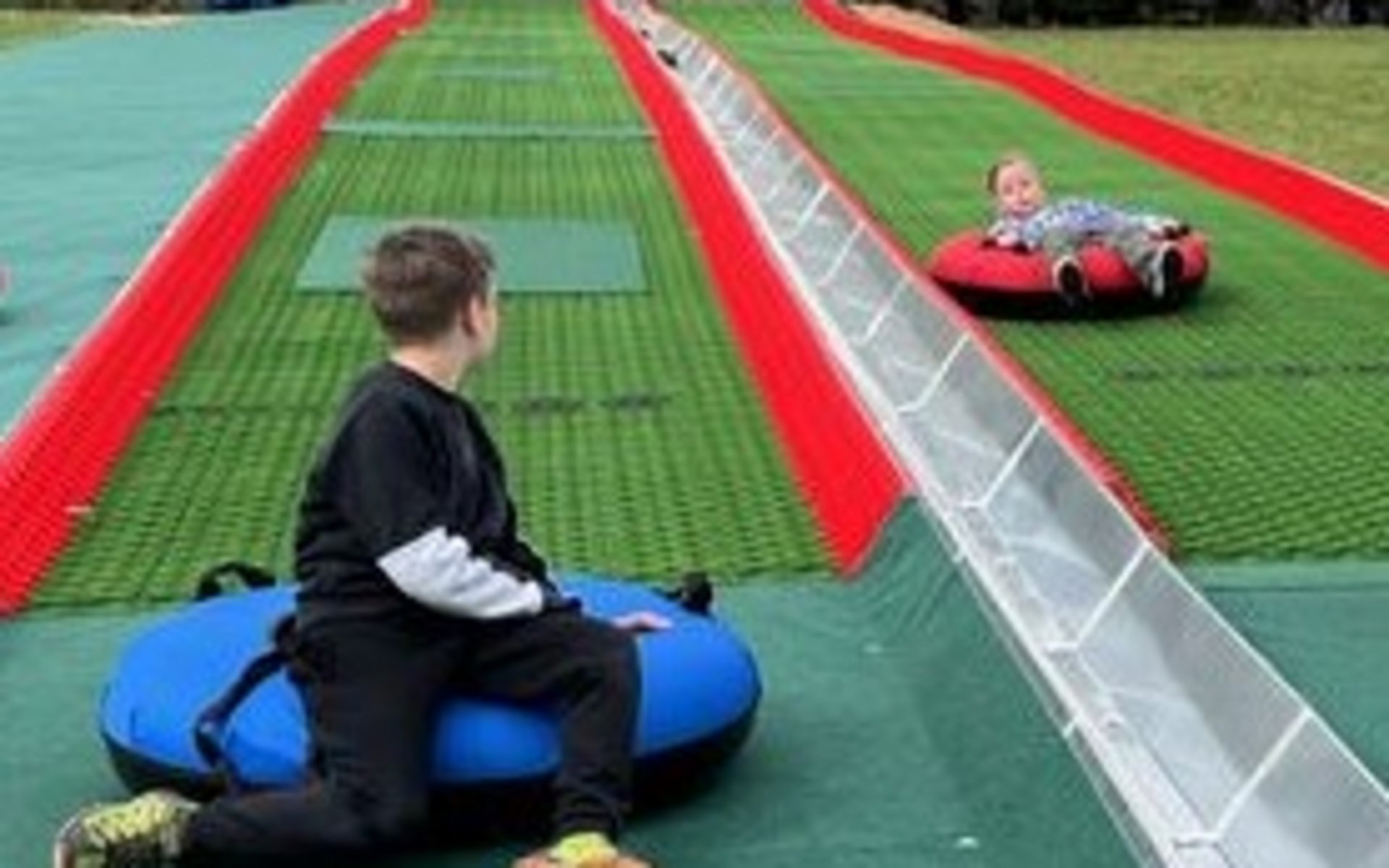 Kinder auf einer Tubingbahn