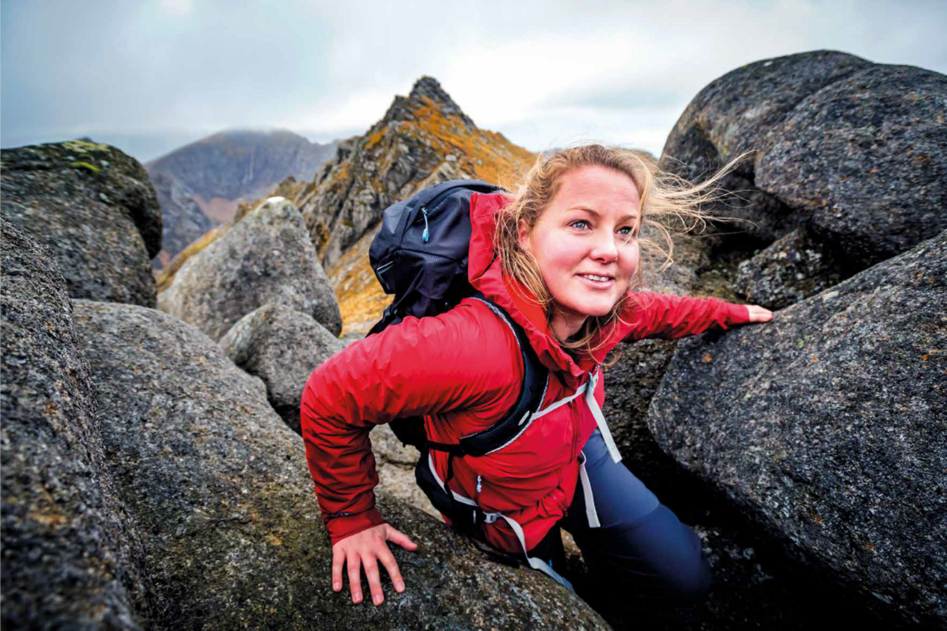 Frau beim Bergsteigen
