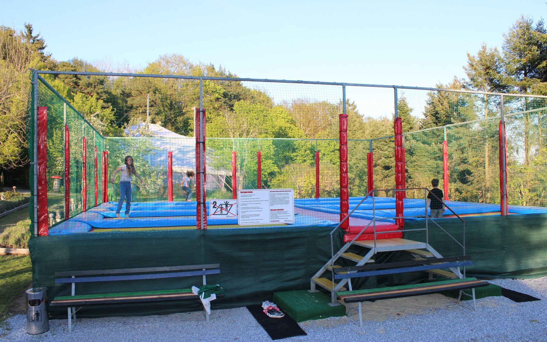 Kinder auf einer Trampolinanlage