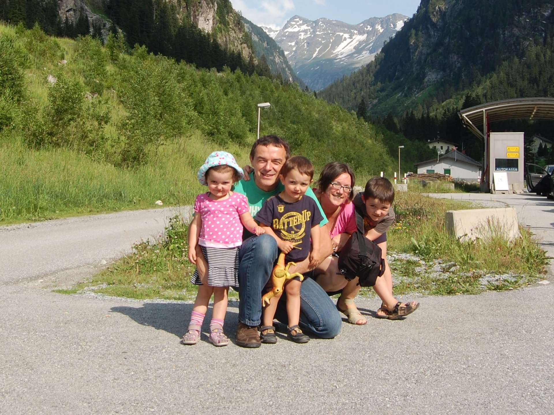 Familie vor einem Gebirge