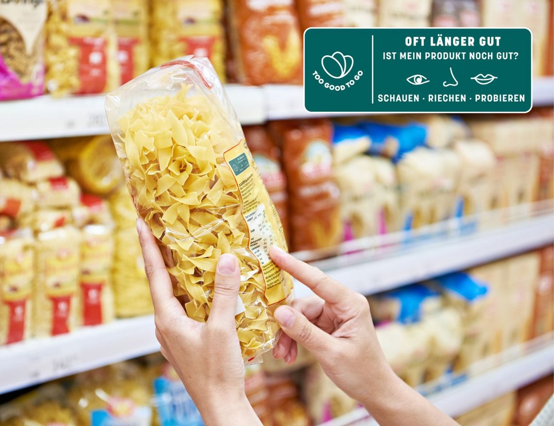 Im Supermarkt einen Packung Nudeln