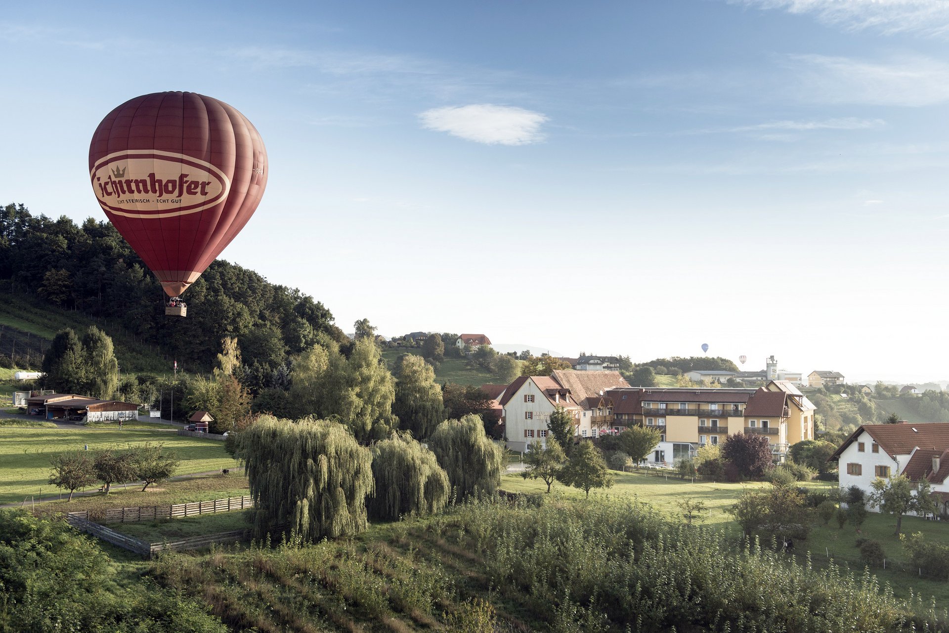 Heißluftballon vor Ballonhotel