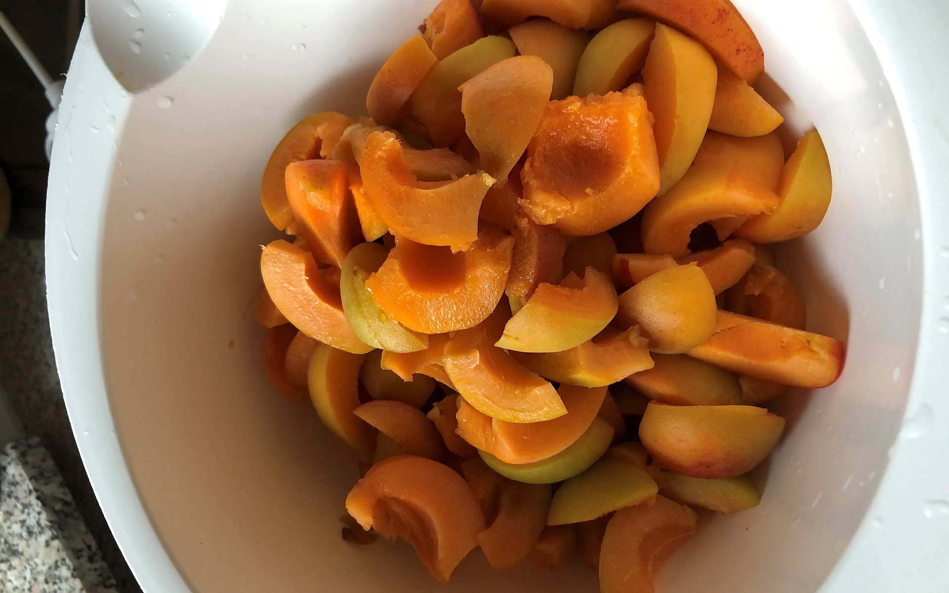 Marillen geschnitten