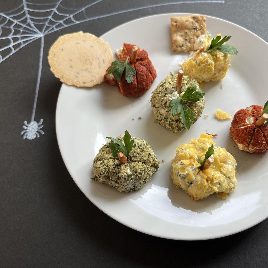 Bunte Kräutertopfen-Kürbisse: Der perfekte Halloween-Snack