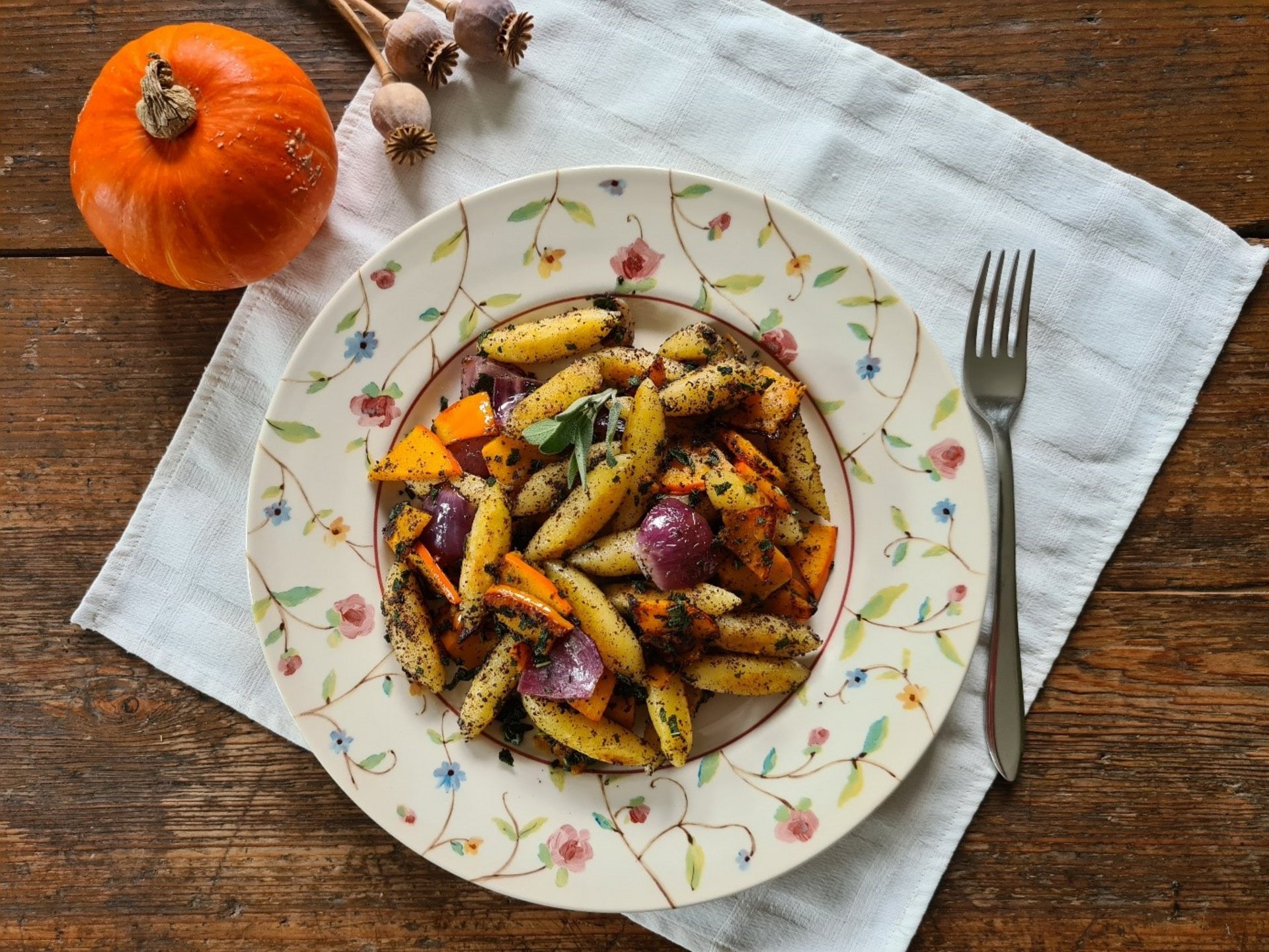 Gebratene Schupfnudeln mit Kürbis und Mohn