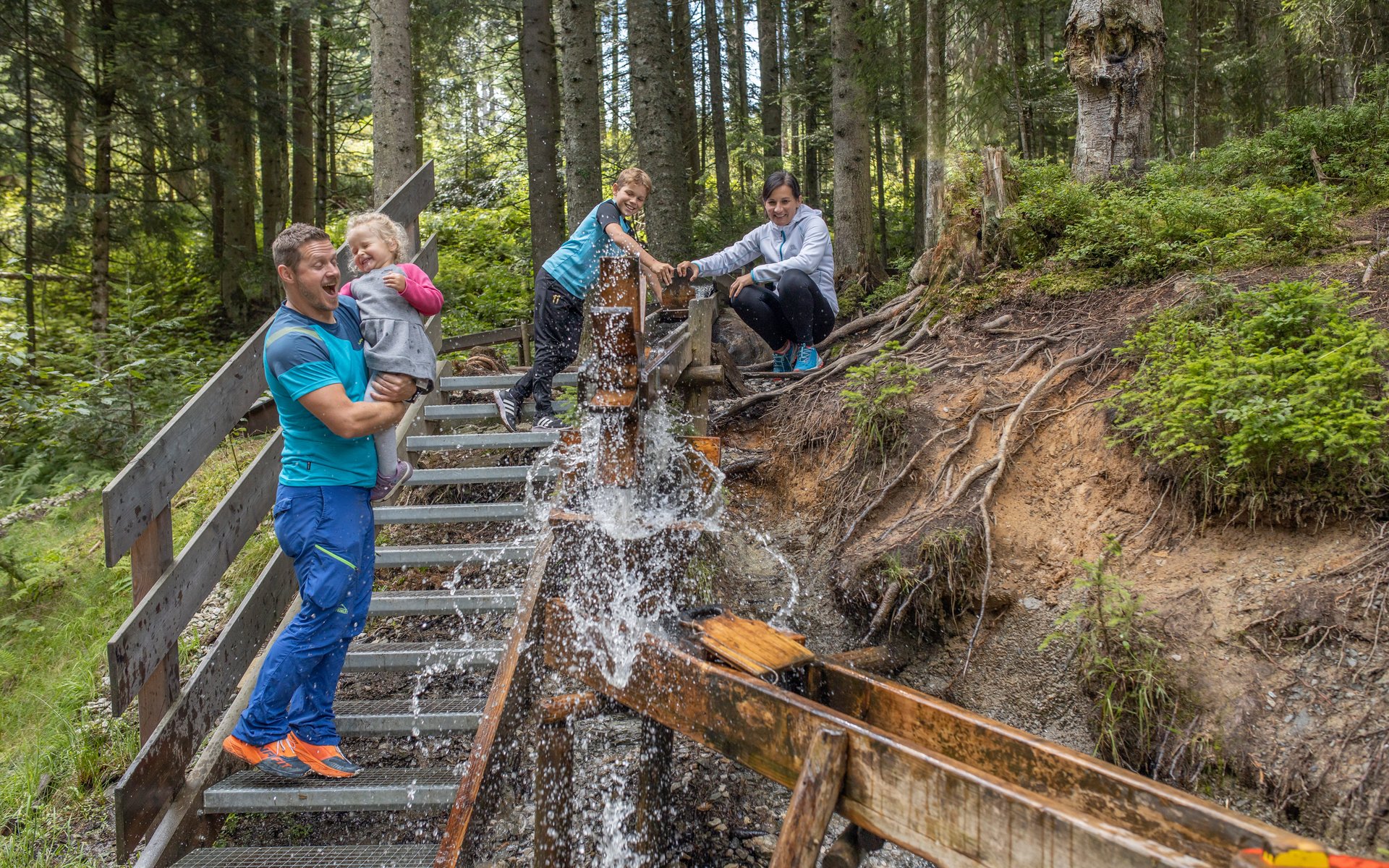 Family beim Wasser-Spielen im Juppi Zauberwald