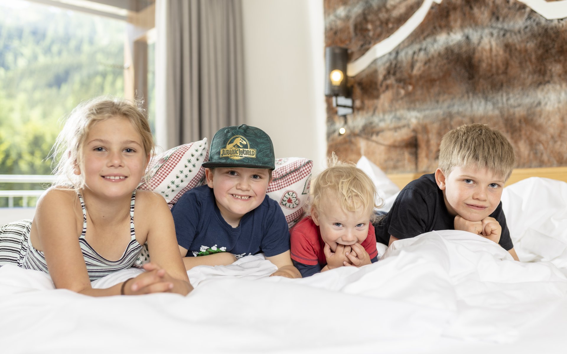 Kinder im Hotelbett