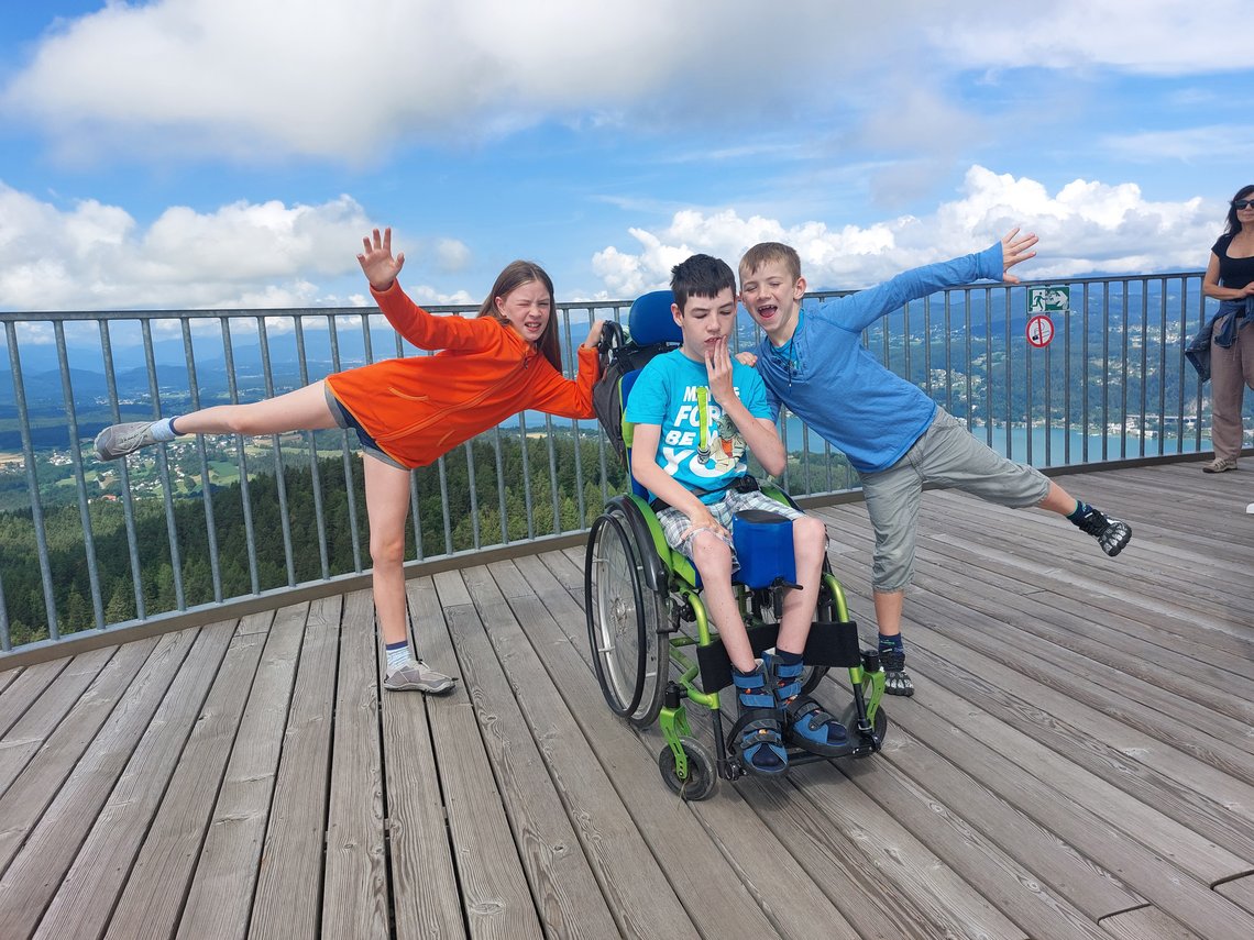 Geschwisterfoto mit Aussicht