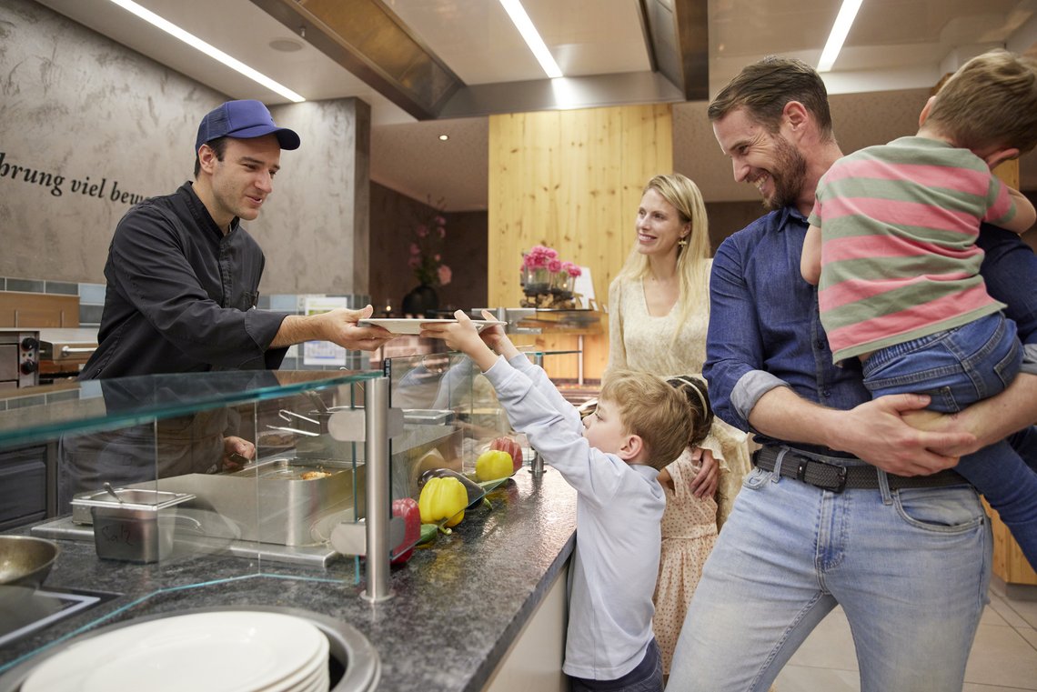 Familie bei einem Buffet