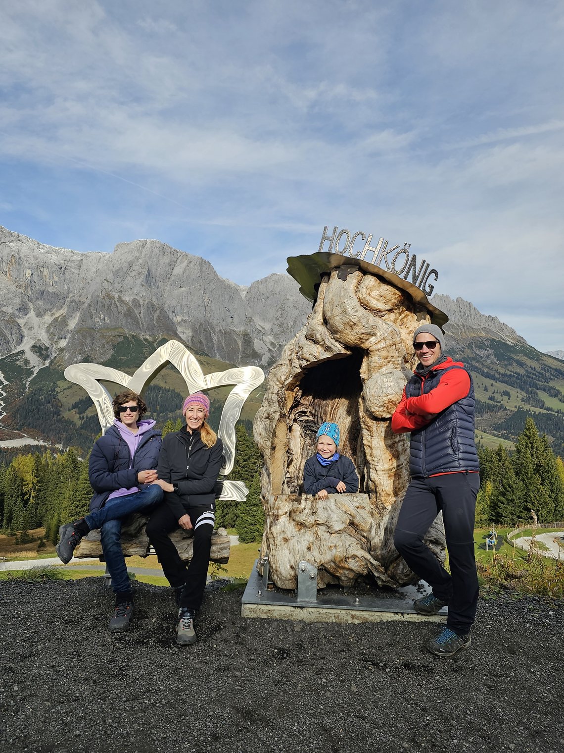 Familie an einem Fotoplatz vor dem Bergen