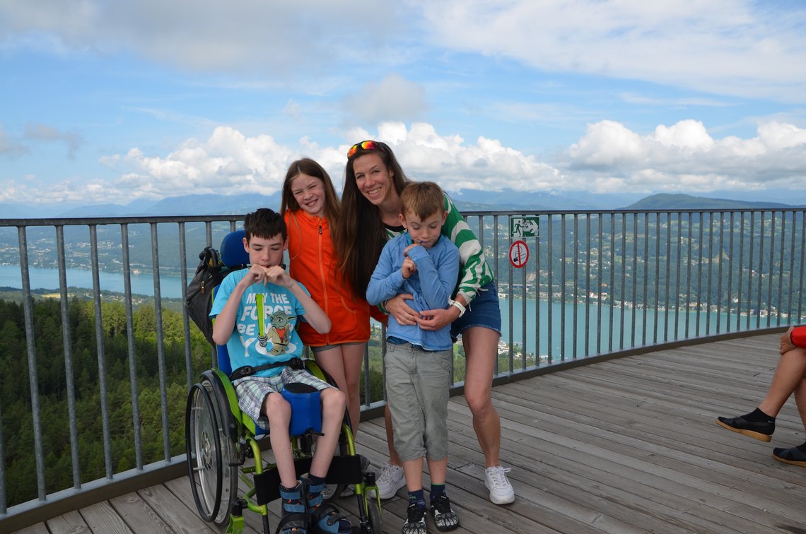 Familie auf der Aussichtsplattform vom Pyramidenkogel