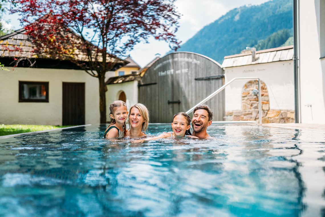 Familie im Pool