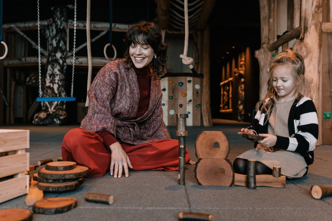 Kind beim Spielen mit Holz