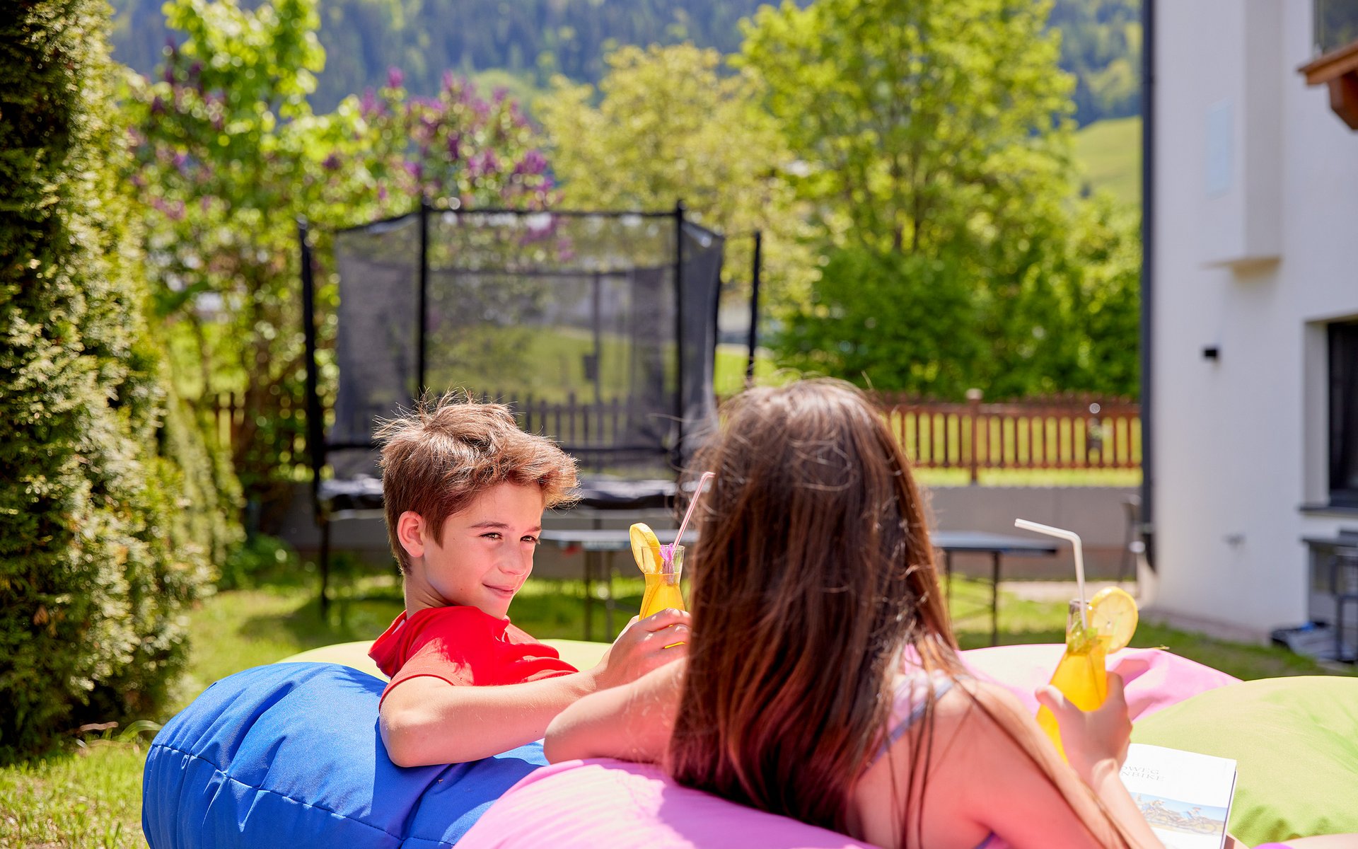 Kinder im Hotelgarten
