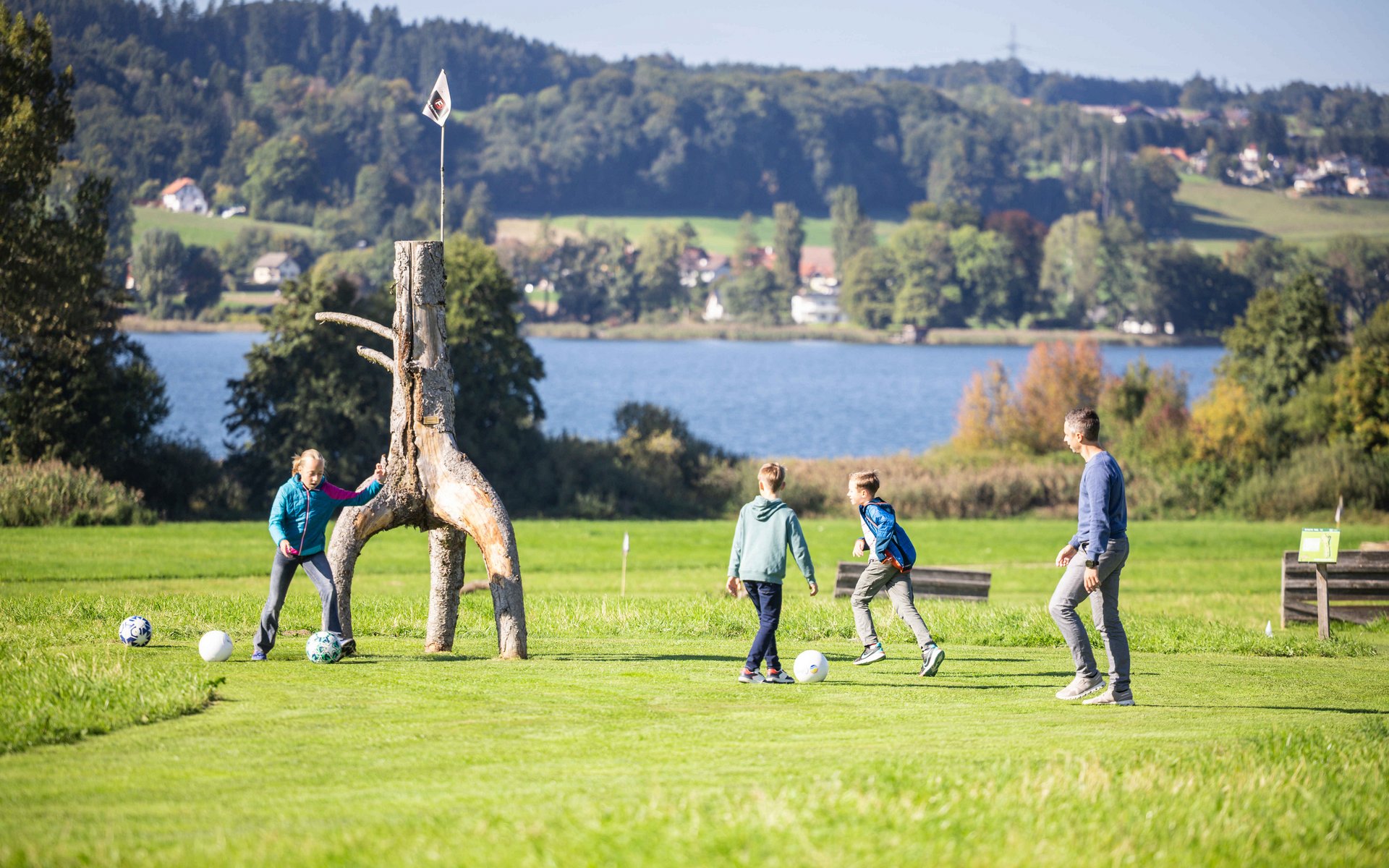 Kinder spielen Fußballgolf