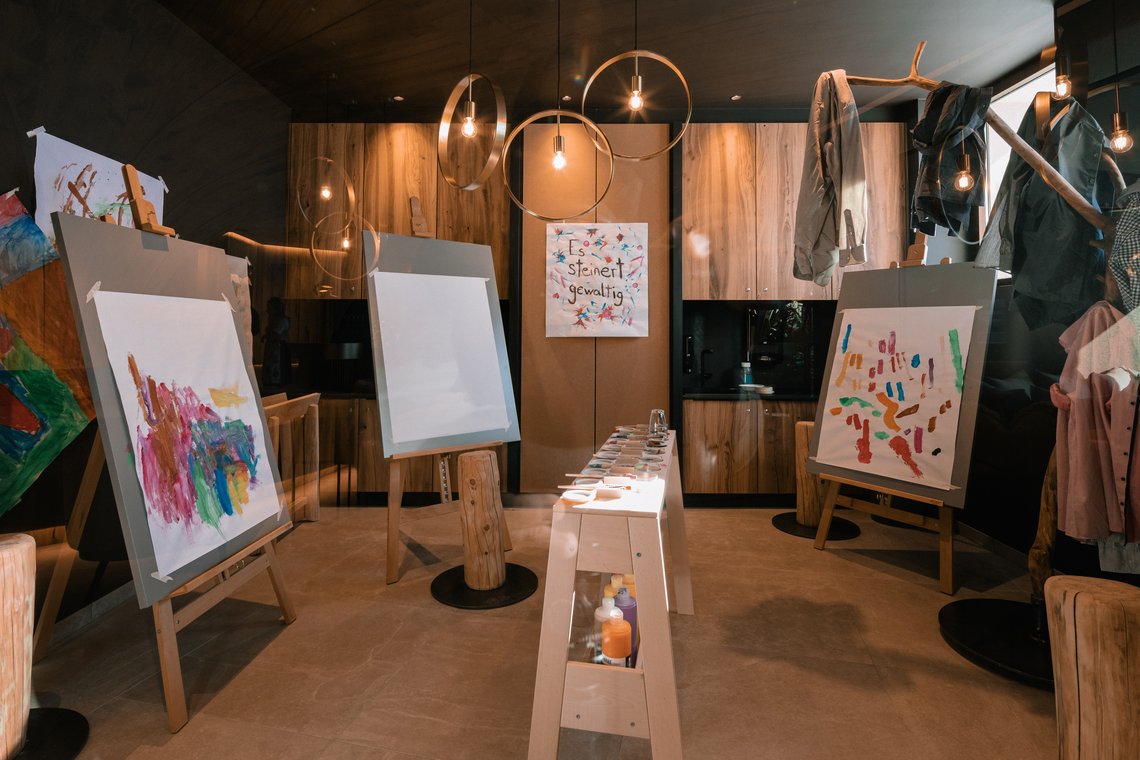 Malerstaffeleien mit bunten Bildern