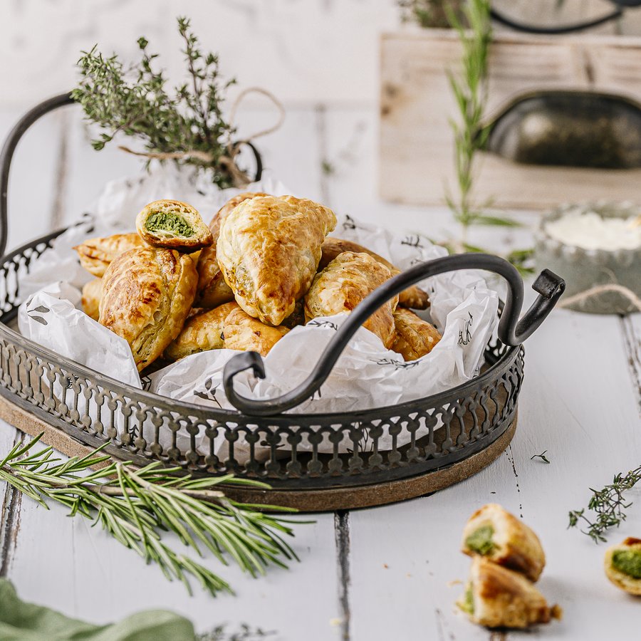 Rezept-Tipp: Kräutertaschen mit Sauerrahmdip
