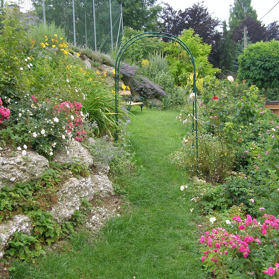 Heckenlehrpfad mit Rosengarten der Gemeinde St. Veit im Innkreis